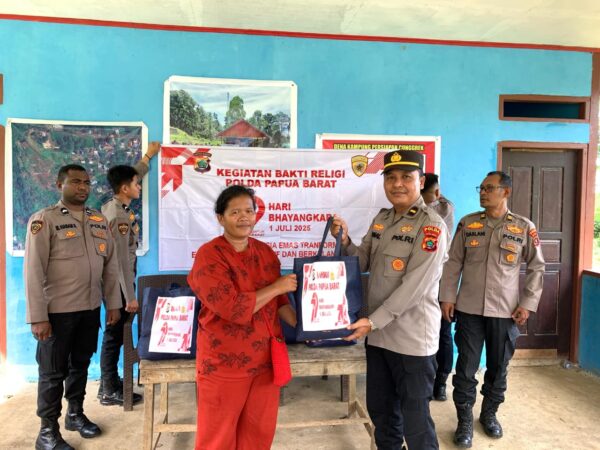 Biro SDM Polda Papua Barat Gelar Bakti Religi di Kampung Cunggrek Sambut Hari Bhayangkara ke-79