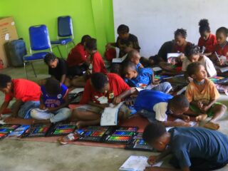 Tingkatkan Kreativitas Anak-anak di Kabupaten Yalimo, Subsatgas Si-Ipar Operasi Rasaka Cartenz Polres Yalimo Ajarkan Anak Usia Kanak-kanak Menggambar dan Mewarnai