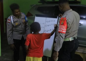Anak-anak Yalimo Antusias Belajar Menghitung Cepat Bersama Subsatgas Si-Ipar Operasi Rasaka Cartenz
