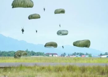 Bersama Tuhan Menyerbu Dari Langit: Ratusan Prajurit TNI Terjun di Morowali