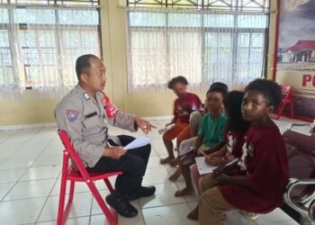 Program Si-IPAR Operasi Rasaka Cartenz 2025 Polres Pegunungan Bintang Hadir Mengajar Dengan Tulus Anak-anak Didik di Distrik Oksibil Kabupaten Pegunungan Bintang