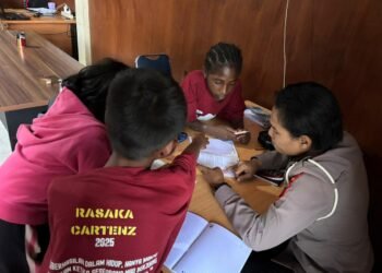 Program Si-IPAR Operasi Rasaka Cartenz 2025 Polres Pegunungan Bintang Ajak Anak-Anak Belajar Berhitung di Distrik Oksibil