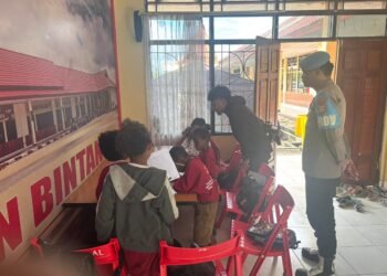 Program Si-IPAR Operasi Rasaka Cartenz 2025 Polres Pegunungan Bintang Hadir Mengajar Berhitung Cepat Anak-anak