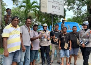 Polwan Ditlantas Polda Papua Laksanakan Program “Polantas Menyapa” Melalui Patroli PINANG BIRU di Kota Jayapura