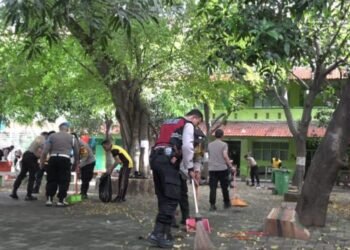Pasca Olah TKP, Polres Metro Jakarta Utara Bersihkan Masjid SMAN 72 Kelapa Gading untuk Pulihkan Kondisi dan Hilangkan Traumatis Warga Sekolah
