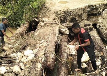 Polsek Demta Hadir untuk Warga : Jembatan Putus di KM 09 Ditangani Bersama Masyarakat