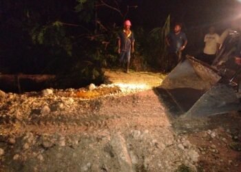 Kerja Sama Polsek Demta, Tokoh Pemuda, dan PT Skip Bulking Demta Wujudkan Perbaikan Sementara Jembatan KM 09