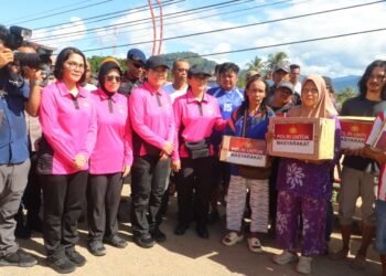 Ketum Bhayangkari Beri Bantuan hingga Hibur Anak-anak Korban Bencana di Tapanuli Tengah