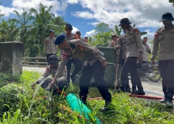 Polri Hadir, Sat Brimob Polda Papua Salurkan Air Bersih bagi Warga Terdampak Banjir di Keerom