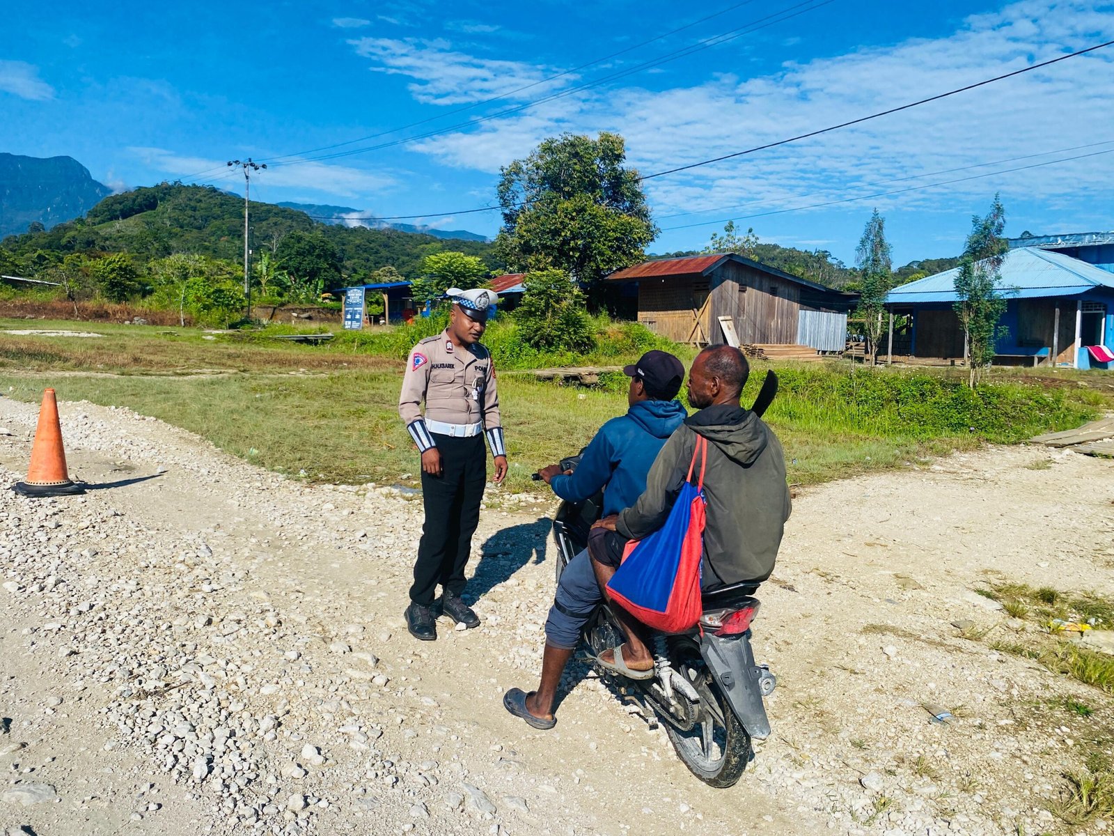 Upaya Meningkatkan Kesadaran Berlalu Lintas, Satlantas Polres Mamberamo Tengah Gelar Strong Point Pagi