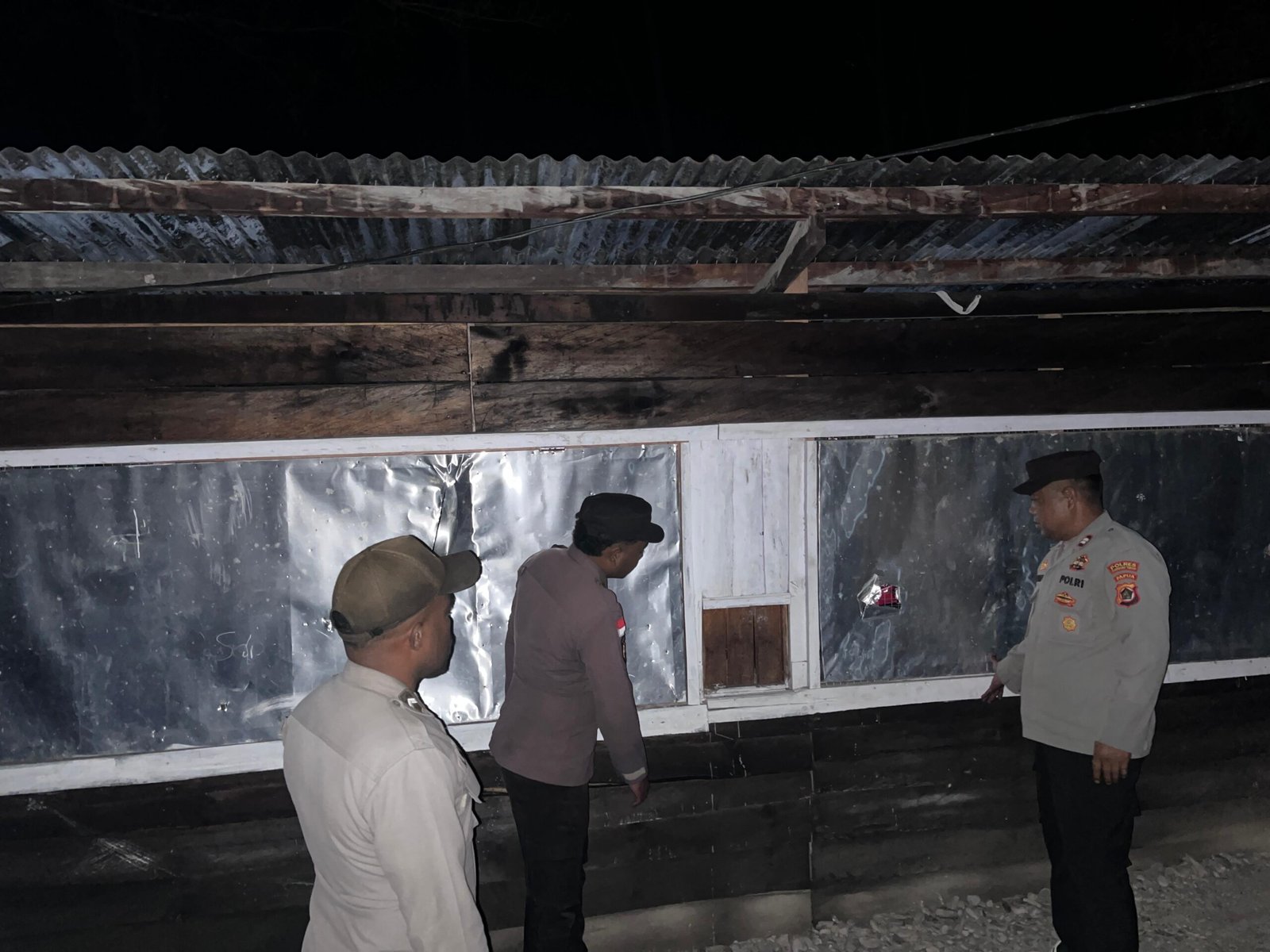 Patroli Jalan Kaki, Personel Polsek Kelila Tingkatkan Pengawasan di Sekitar Mako