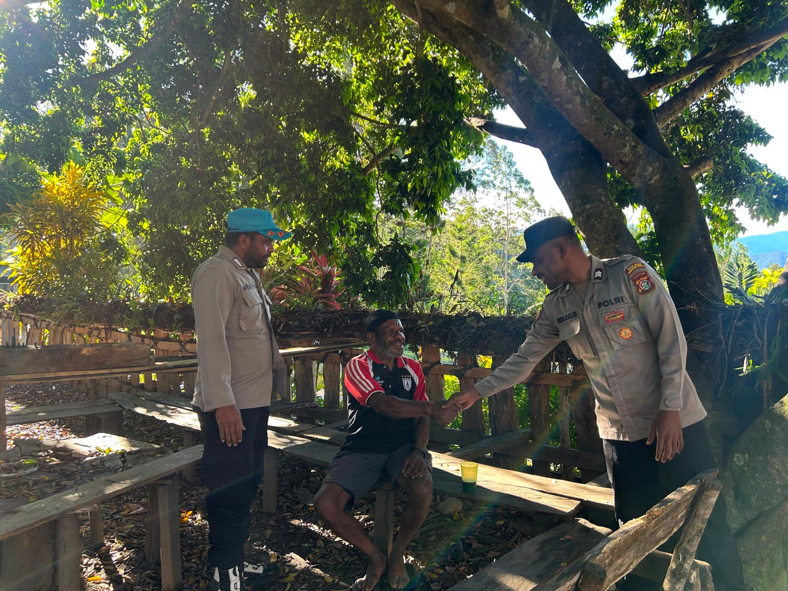Patroli Jalan Kaki, Piket Regu III Polsek Kelila Sampaikan Pesan Kamtibmas kepada Warga dan Pedagang