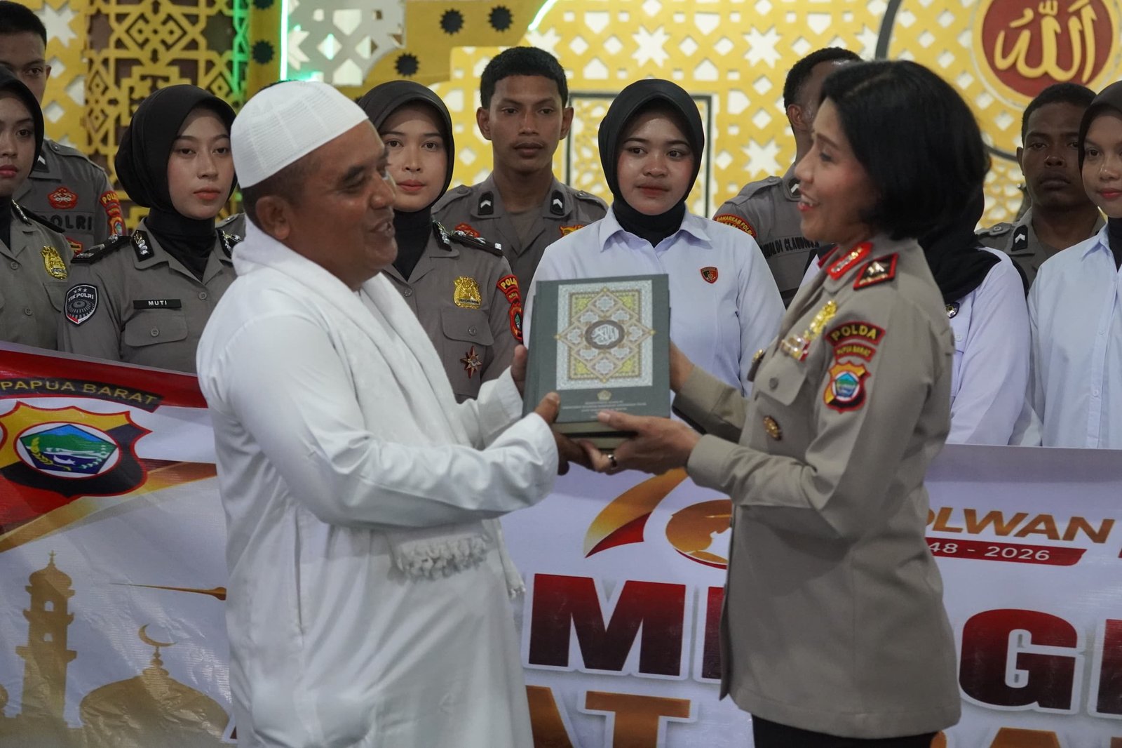 Sambut HUT ke-78 Polwan RI, Polwan Polda Papua Barat Salurkan Al-Qur'an dan Gelar Ibadah Bersama di Masjid Al-Muhajirin