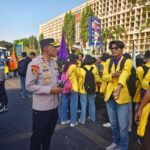 Peserta Aksi Tiba di Johar, Personel Polda Jateng Layani dan Arahkan Kendaraan agar Tak Ganggu Lalu Lintas