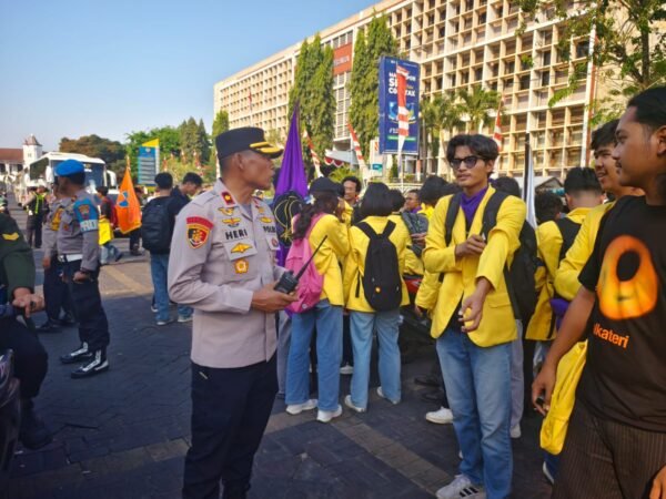 Peserta Aksi Tiba di Johar, Personel Polda Jateng Layani dan Arahkan Kendaraan agar Tak Ganggu Lalu Lintas