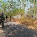 Kendalikan Titik Api Tidak Meluas Ke Fasilitas Umum, Damkar Kodim 1310/Bitung bersama Yonif TP 916/BS dan Pemkab Minut Terus Berjibaku Padamkan Karhutla di Airmadidi Atas