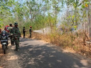 Kendalikan Titik Api Tidak Meluas Ke Fasilitas Umum, Damkar Kodim 1310/Bitung bersama Yonif TP 916/BS dan Pemkab Minut Terus Berjibaku Padamkan Karhutla di Airmadidi Atas Kendalikan Titik Api Tidak Meluas Ke Fasilitas Umum, Damkar Kodim 1310/Bitung bersama Yonif TP 916/BS dan Pemkab Minut Terus Berjibaku Padamkan Karhutla di Airmadidi Atas