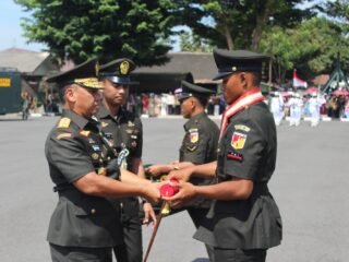 Dukung Proses Pembinaan Generasi Muda TNI AD, Dandim 1310/Bitung Hadiri Upacara Penutupan Pendidikan Pertama Tamtama Infanteri TNI AD Gelombang II TA 2026
