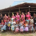 Bhayangkari Peduli, Senyum Anak-Anak Moskona Menghangatkan Peringatan HKGB ke-74 di Teluk Bintuni