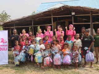 Bhayangkari Peduli, Senyum Anak-Anak Moskona Menghangatkan Peringatan HKGB ke-74 di Teluk Bintuni