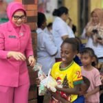 Bhayangkari Peduli Sambut HKGB ke-74, Ketua Bhayangkari Cabang Teluk Bintuni Kunjungi Posyandu Moskona Utara