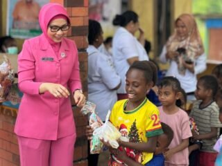 Bhayangkari Peduli Sambut HKGB ke-74, Ketua Bhayangkari Cabang Teluk Bintuni Kunjungi Posyandu Moskona Utara