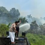 Kebakaran Lahan Kosong di Jalan Bintuni–Manimeri, Tim Karhutla Polres Teluk Bintuni Bergerak Cepat Padamkan Api