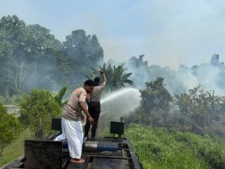 Kebakaran Lahan Kosong di Jalan Bintuni–Manimeri, Tim Karhutla Polres Teluk Bintuni Bergerak Cepat Padamkan Api