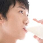 Minum Susu Pagi vs Malam, Mana yang Lebih Sehat?