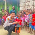 Kapolres Teluk Bintuni Salurkan Bantuan Sembako dan Perlengkapan Sekolah kepada Warga Moskona Utara Jauh