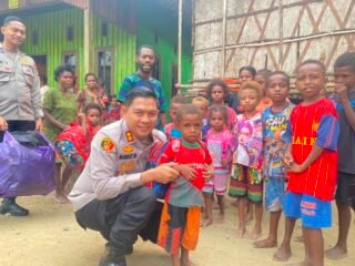 Kapolres Teluk Bintuni Salurkan Bantuan Sembako dan Perlengkapan Sekolah kepada Warga Moskona Utara Jauh