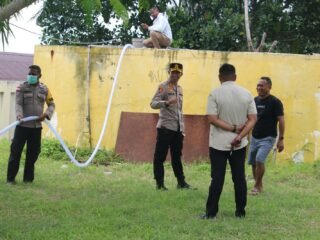 Di Tengah Kekeringan, Polres Fakfak Hadir Bawa 13.200 Liter Air Bersih untuk Gereja dan Pesantren Di Tengah Kekeringan, Polres Fakfak Hadir Bawa 13.200 Liter Air Bersih untuk Gereja dan Pesantren