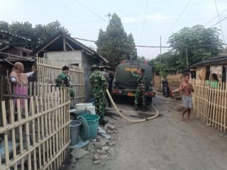 Peduli Kemarau Panjang Akibat El Nino, Kodim 1310/Bitung Gerakkan Bakti TNI, Salurkan Air Bersih "Door To Door" Bantu Warga Terdampak Kekeringan