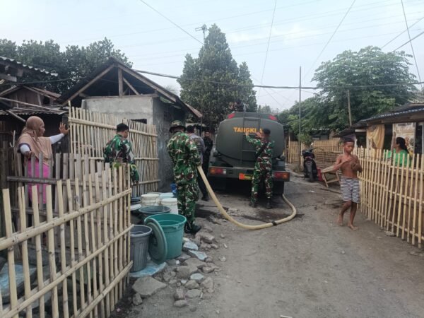 Peduli Kemarau Panjang Akibat El Nino, Kodim 1310/Bitung Gerakkan Bakti TNI, Salurkan Air Bersih "Door To Door" Bantu Warga Terdampak Kekeringan