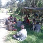 Bhabinkamtibmas Polres Lanny Jaya Sambangi Warga Kampung Unom, Dorong Kebersamaan dalam Kerja Bakti