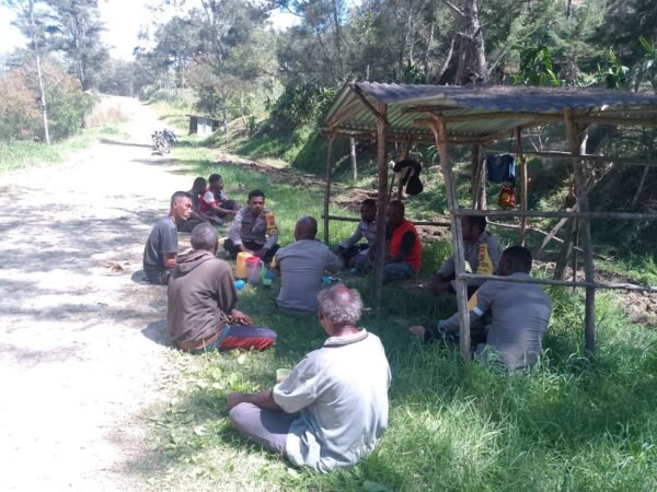Bhabinkamtibmas Polres Lanny Jaya Sambangi Warga Kampung Unom, Dorong Kebersamaan dalam Kerja Bakti
