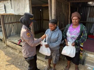 Polres Lanny Jaya Gelar Bakti Sosial Pembagian Sembako Gratis Dalam Rangka Hut Humas Polri Ke-75