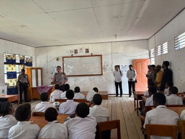 Polres Lanny Jaya Gelar Polisi Peduli Sekolah, Wakapolres Edukasi Pelajar Tentang Bahaya Berita Hoaks