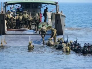 Jelang Demo Pendaratan Amfibi, TNI–ADF Mantapkan Latihan di Pantai Banongan