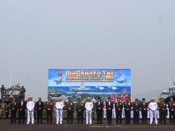 Perkokoh Sinergitas Untuk Memperkuat Komitmen Prajurit, Dandim 1310/Bitung Hadiri Upacara HUT ke-81 TNI di Lanudal Manado
