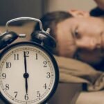 Terbangun Sebelum Alarm, Wajar atau Tanda Gangguan Tidur?