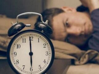 Terbangun Sebelum Alarm, Wajar atau Tanda Gangguan Tidur?