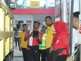 Kapolda Papua Barat Tinjau Antrean BBM di SPBU Sowi 4 Manokwari, Pastikan Pelayanan Berjalan Tertib Kapolda Papua Barat Tinjau Antrean BBM di SPBU Sowi 4 Manokwari, Pastikan Pelayanan Berjalan Tertib