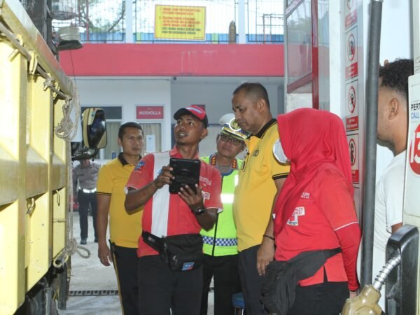 ‎Kapolda Papua Barat Tinjau Antrean BBM di SPBU Sowi 4 Manokwari, Pastikan Pelayanan Berjalan Tertib