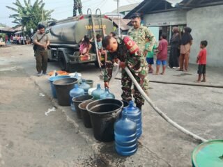 Ringankan Beban Warga Hadapi Kemarau Panjang Akibat Fenomena El Nino, Kodim 1310/Bitung Distribusikan 5.000 Liter Air Bersih untuk 37 KK Terdampak di Likupang Timur