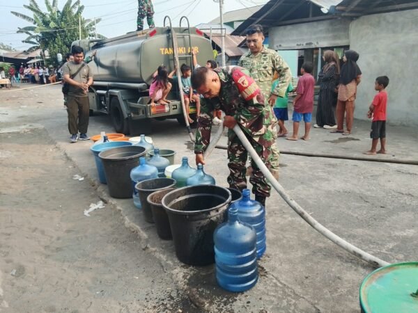 Ringankan Beban Warga Hadapi Kemarau Panjang Akibat Fenomena El Nino, Kodim 1310/Bitung Distribusikan 5.000 Liter Air Bersih untuk 37 KK Terdampak di Likupang Timur
