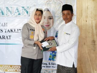 Wakapolda Papua Barat Brigjen Pol Dr. Sulastiana Hadiri Pengajian Rutin BKMT Di Masjid Al-Fatah Kampung Sidey, Ajak Masyarakat Perkuat Iman, Kerukunan, Dan Jaga Kamtibmas