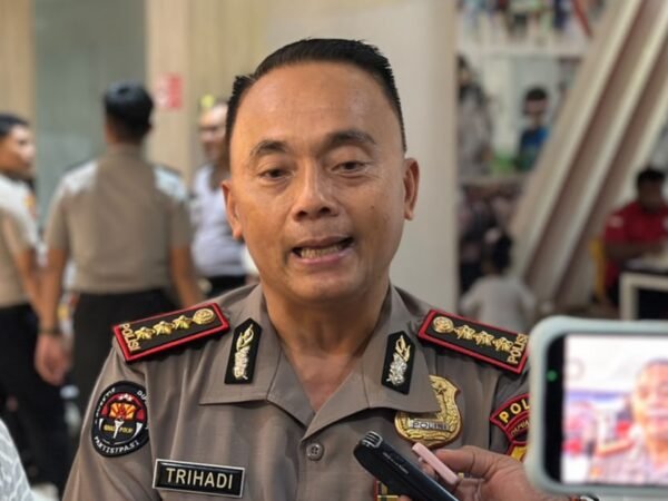 Sambut HUT Humas Polri ke-75, Bidhumas Polda Papua Barat Lanjutkan Rangkaian Bakti Sosial dengan Donor Darah Dan Pemeriksaan Mata Serta Pembagian 80 Kacamata Gratis
