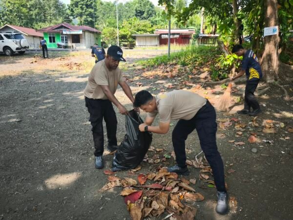 Ditbinmas Polda Papua Barat Gelar Green Policing Di Pantai Maruni, Ajak Masyarakat Jaga Kelestarian Lingkungan