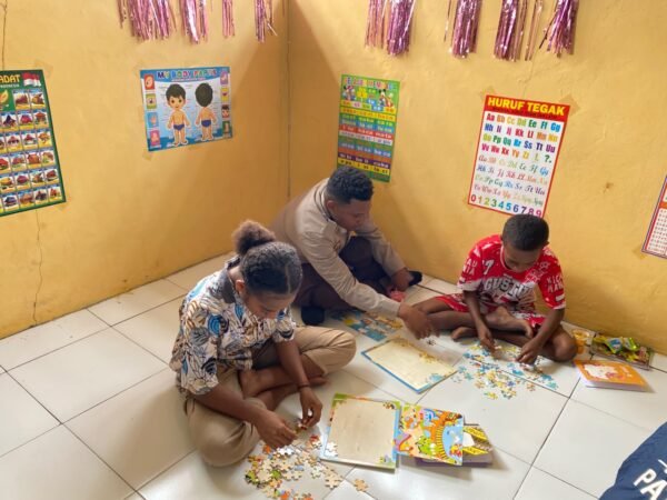 Atasi Kebosanan Anak Akibat Karhutla, Polsek Fakfak Timur Bersama Tim Ekspedisi Patriot Unhas Hadirkan Keceriaan di RUKITA Kampung Weri